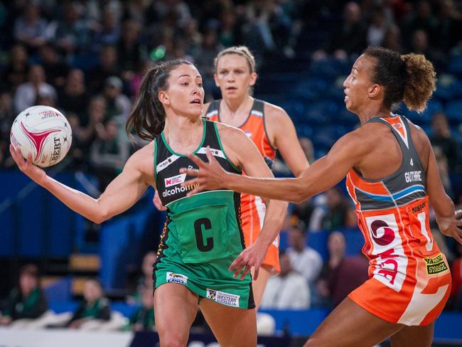 Verity Charles of the West Coast Fever and Serena Guthrie of the Giants during the Round 6 Super Netball match between the West Coast Fever and Giants Netball at Perth Arena in Perth, Saturday, June 2, 2018. (AAP Image/Tony McDonough) NO ARCHIVING, EDITORIAL USE ONLY