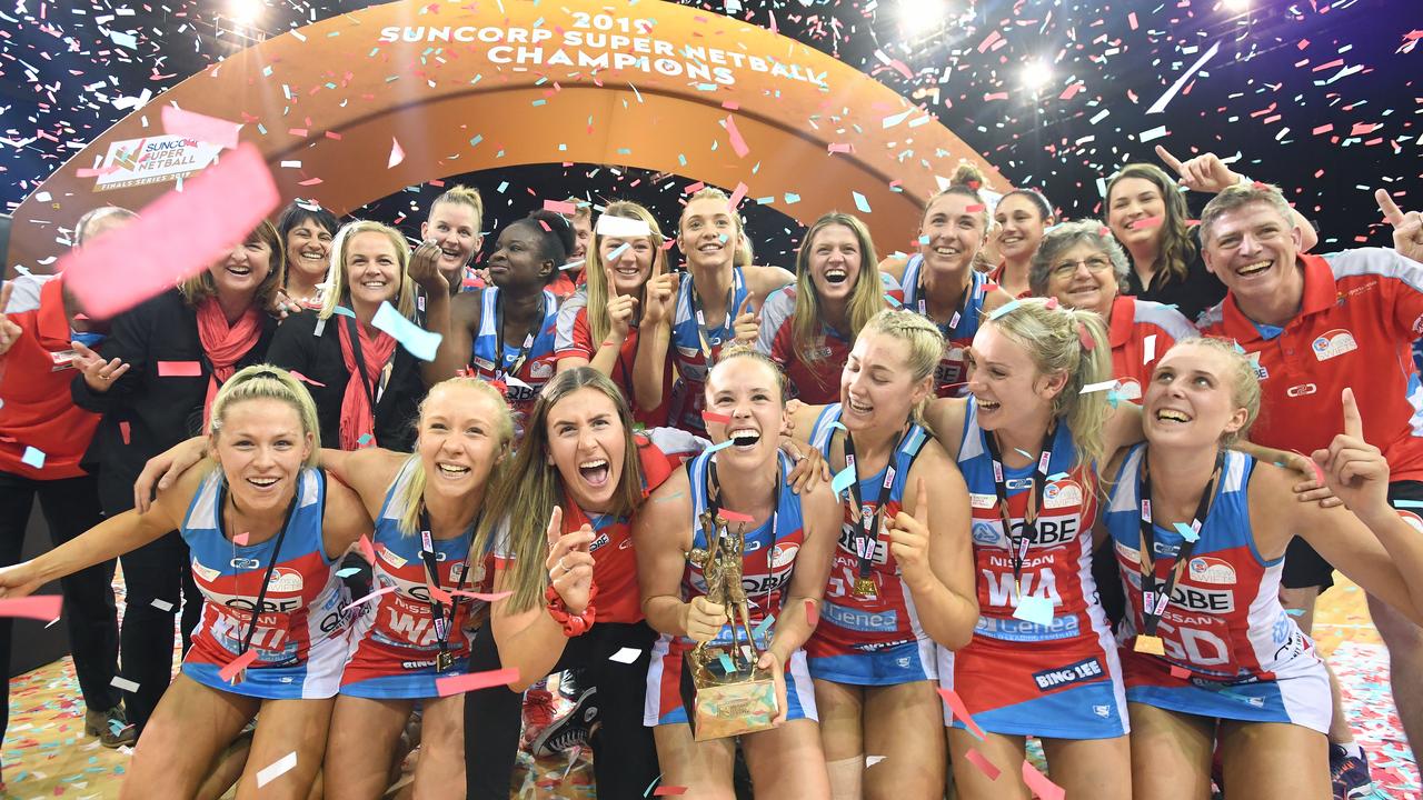 Swifts players and officials celebrate winning the 2019 Super Netball title. (AAP Image/Dave Hunt)
