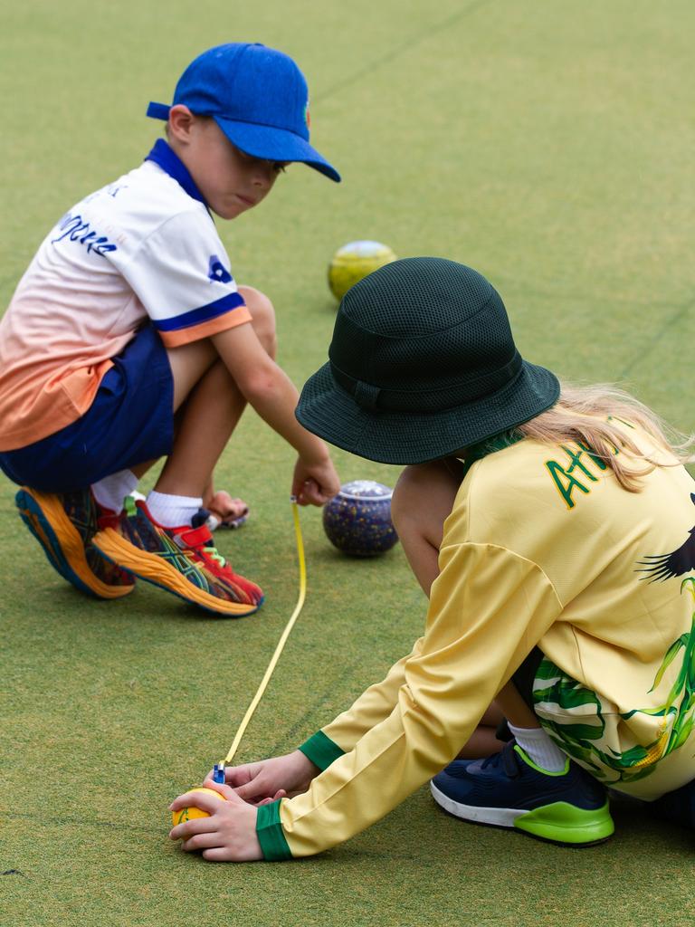 Players took the spacing seriously, and referees were often called onto the green.