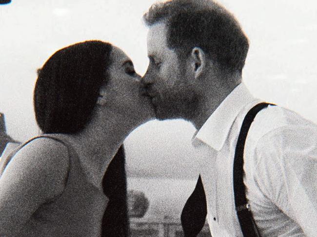 This undated and unlocated handout picture released by streaming platform Netflix shows Prince Harry and Meghan, The Duke and Duchess of Sussex kissing in a scene from a documentary. Netflix releases on December 8, 2022 'Harry & Meghan' a docuseries directed by Liz Garbus about Duke and Duchess of Sussex following their decision to step down from life as senior working royals in 2020. (Photo by Handout / various sources / AFP) / RESTRICTED TO EDITORIAL USE - MANDATORY CREDIT "AFP PHOTO / NETFLIX / COURTESY OF PRINCE HARRY AND MEGHAN  " - NO MARKETING - NO ADVERTISING CAMPAIGNS - DISTRIBUTED AS A SERVICE TO CLIENTS - NO ARCHIVES