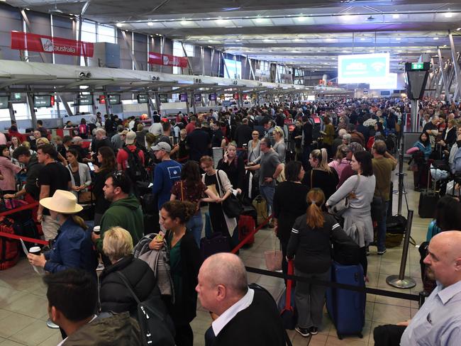 Huge queues at Sydney Airports T2 Domestic Terminal as passengers are subjected to increased security, Sydney, Australia, Monday, July 31, 2017. Airline passengers are experience long delays at Australian airports as security is beefed up following a number of terror raids over the weekend. (AAP Image/Dean Lewins) NO ARCHIVING
