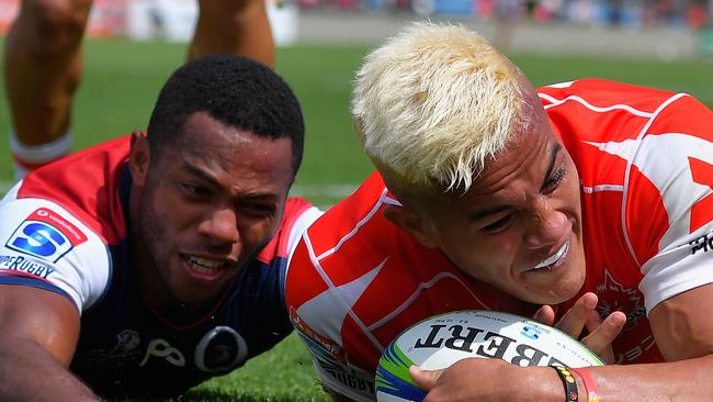 TOKYO, JAPAN - MAY 12:  Hosea Saumaki of the Sunwolves dives to score his side's sixth try with his team mates during the Super Rugby match between Sunwolves and Reds at Prince Chichibu Memorial Ground on May 12, 2018 in Tokyo, Japan.  (Photo by Koki Nagahama/Getty Images for Sunwolves)