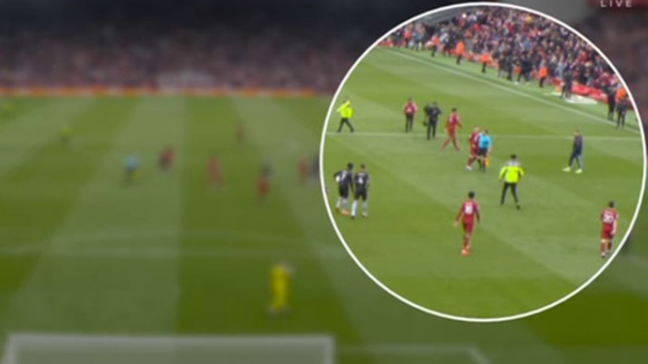 Liverpool Vs Arsenal: Andy Robertson Elbowed By Linesman, Hell Breaks ...