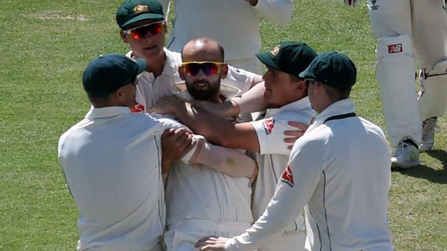 Teammtes congratulate Nathan Lyon after he dismissed Kuldeep Yadav. Picture: AFP