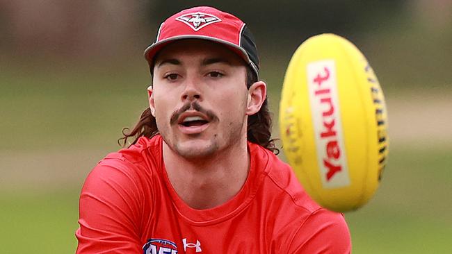 MELBOURNE, AUSTRALIA - JUNE 06: Sam Draper of the Bombers handballs during an Essendon Bombers AFL training session at The Hangar on June 06, 2024 in Melbourne, Australia. (Photo by Kelly Defina/Getty Images)