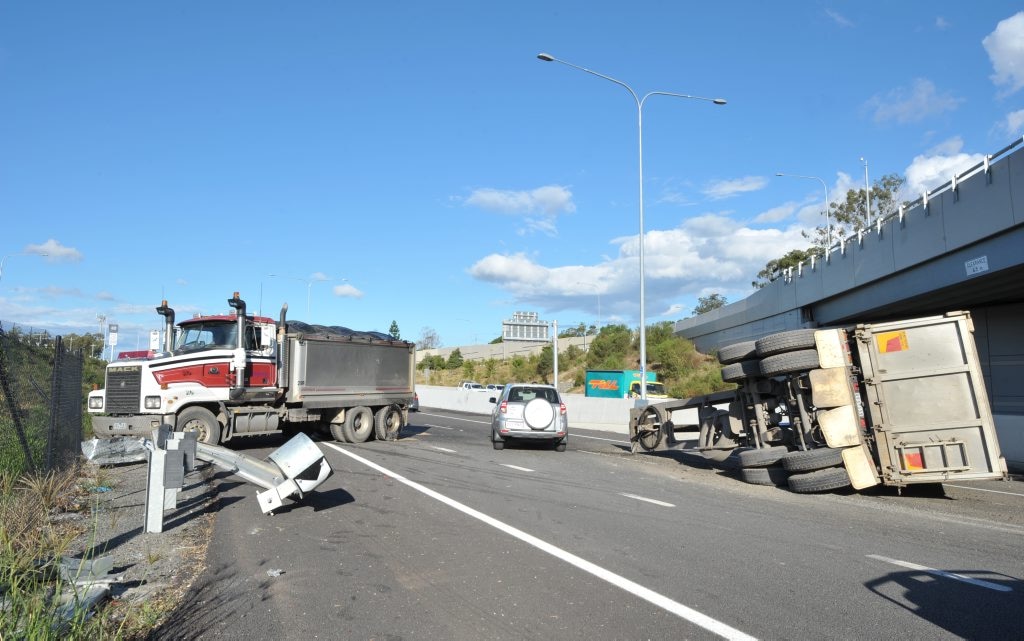 B-Double Crash Blocks Ipswich Motorway | The Courier Mail