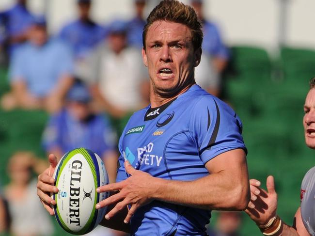 Dane Haylett-Petty (L) of the Western Force runs with the ball ahead of Christopher Cloete (C) of the Kings during the Super Rugby match between Australia’s Western Force and South Africa’s Kings in Perth on April 9, 2017. / AFP PHOTO / Greg Wood / --IMAGE RESTRICTED TO EDITORIAL USE - STRICTLY NO COMMERCIAL USE--