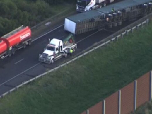 Truck rollover on Hume Freeway. Picture 7NEWs.JPG