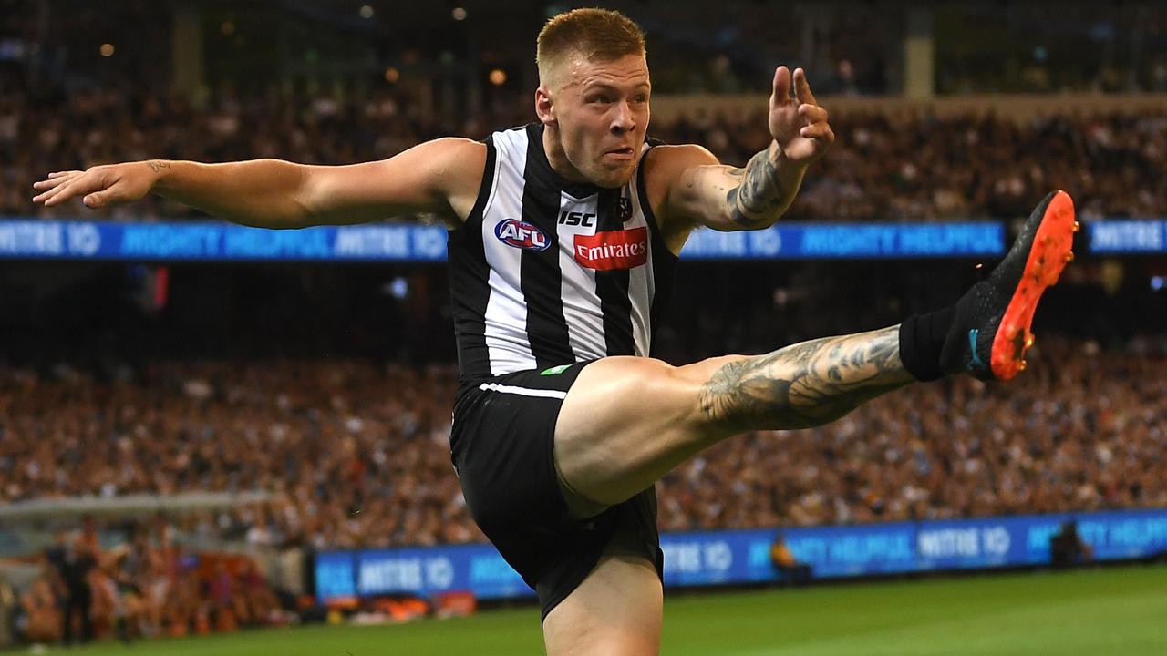 Jordan de Goey shoots for goal against Geelong.