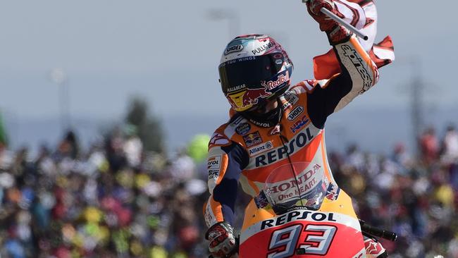 Repsol Honda Team's Spanish rider Marc Marquez celebrates on his bike winning the MOTO GP race of the Moto Grand Prix of Aragon at the Motorland circuit in Alcaniz on September 24, 2017. / AFP PHOTO / JAVIER SORIANO