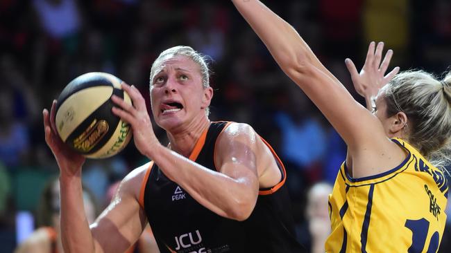 Suzie Batkovic being guarded by Lauren Nicholson