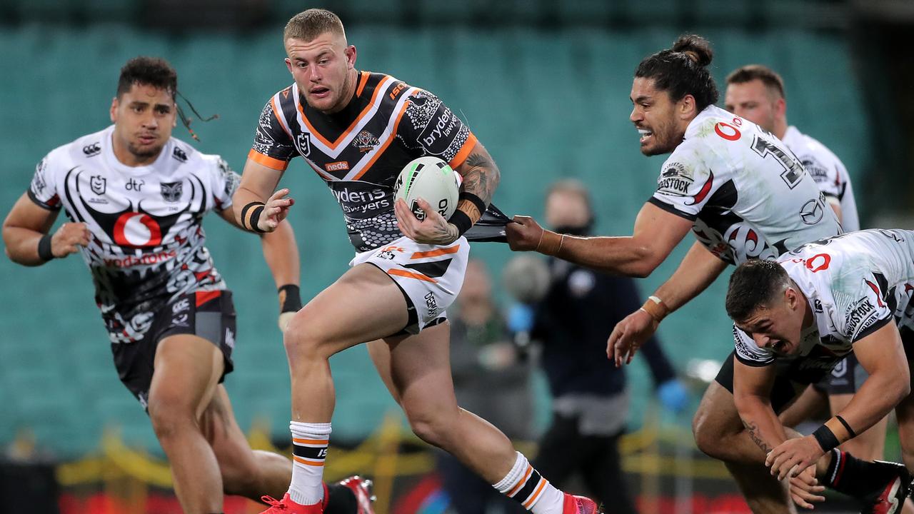 Sam McIntyre makes a run against the Warriors