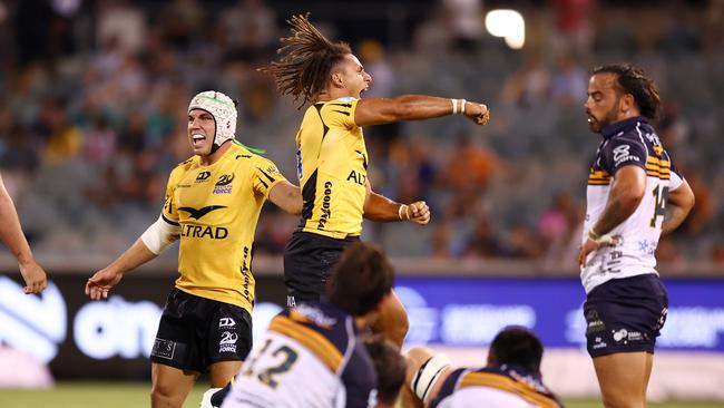 CANBERRA, AUSTRALIA - FEBRUARY 22: Western Force players celebrate winning the round two Super Rugby Pacific match between ACT Brumbies and Western Force at GIO Stadium, on February 22, 2025, in Canberra, Australia. (Photo by Mark Nolan/Getty Images)