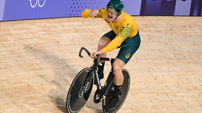 Glaetzer celebrates his team's third place bronze medal. Picture: SEBASTIEN BOZON / AFP.