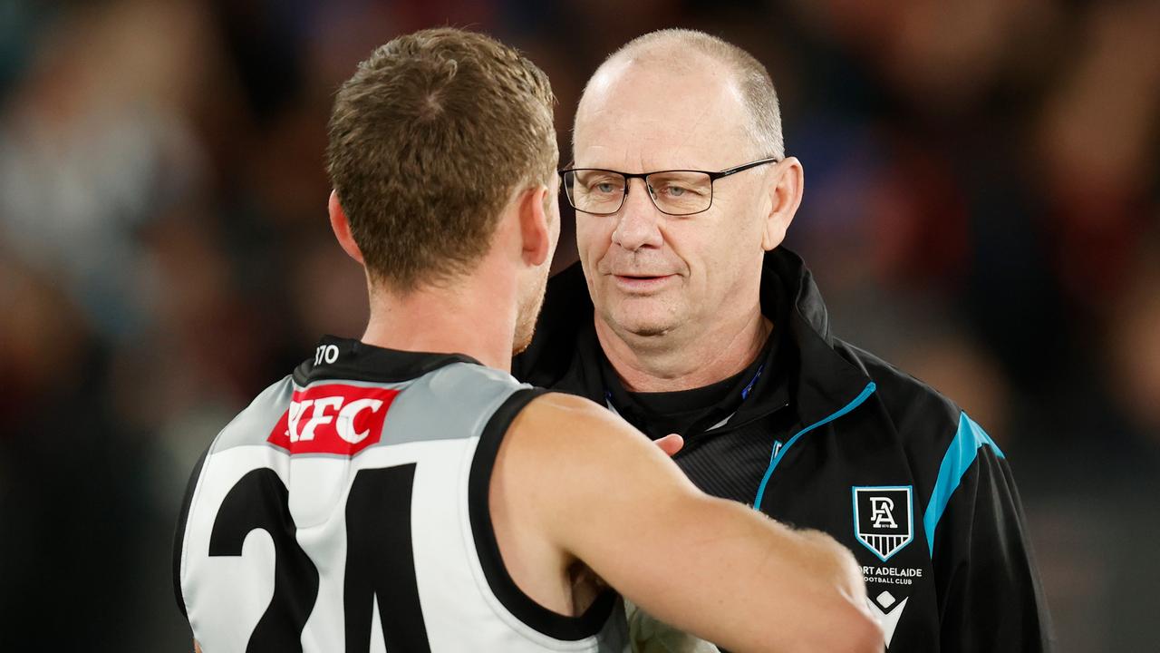 Ken Hinkley chats with Kane Farrell. Picture: Michael Willson/AFL Photos via Getty Images