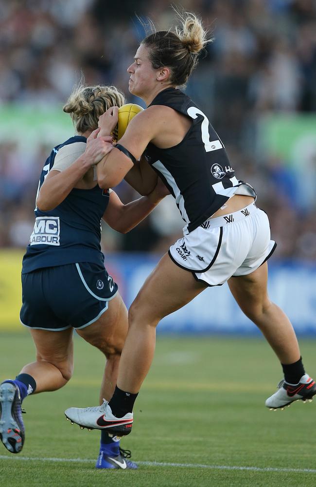 Collingwood’s Sophie Casey crashes into Lauren Arnell. Picture: Wayne Ludbey