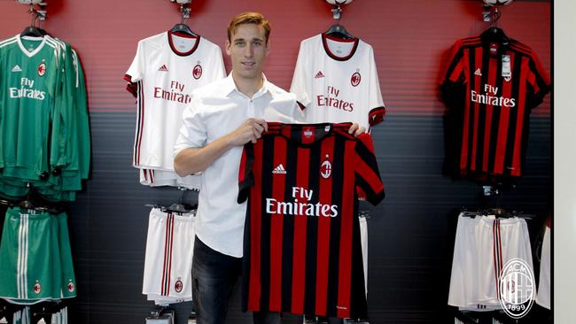 Lucas Biglia unveiled. Source: AC Milan.