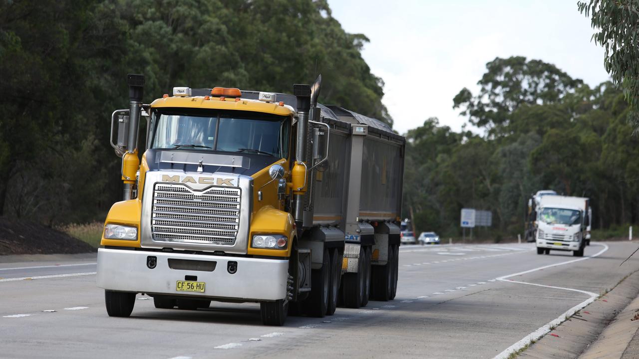 Drivers should leave a lane free next to a turning truck.