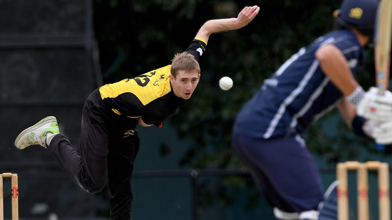 Premier - Richmond’s Sam Mills delivers against Carlton. Picture: Andy Brownbill