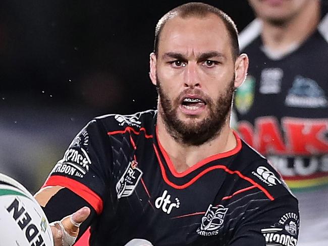 Simon Mannering passes the ball to Mason Lino of the Warriors during the Round 24 NRL match between the Warriors and the Penrith Panthers at Mt Smart Stadium in Auckland, New Zealand, Friday, August 24, 2018. (AAP Image/David Rowland) NO ARCHIVING, EDITORIAL USE ONLY