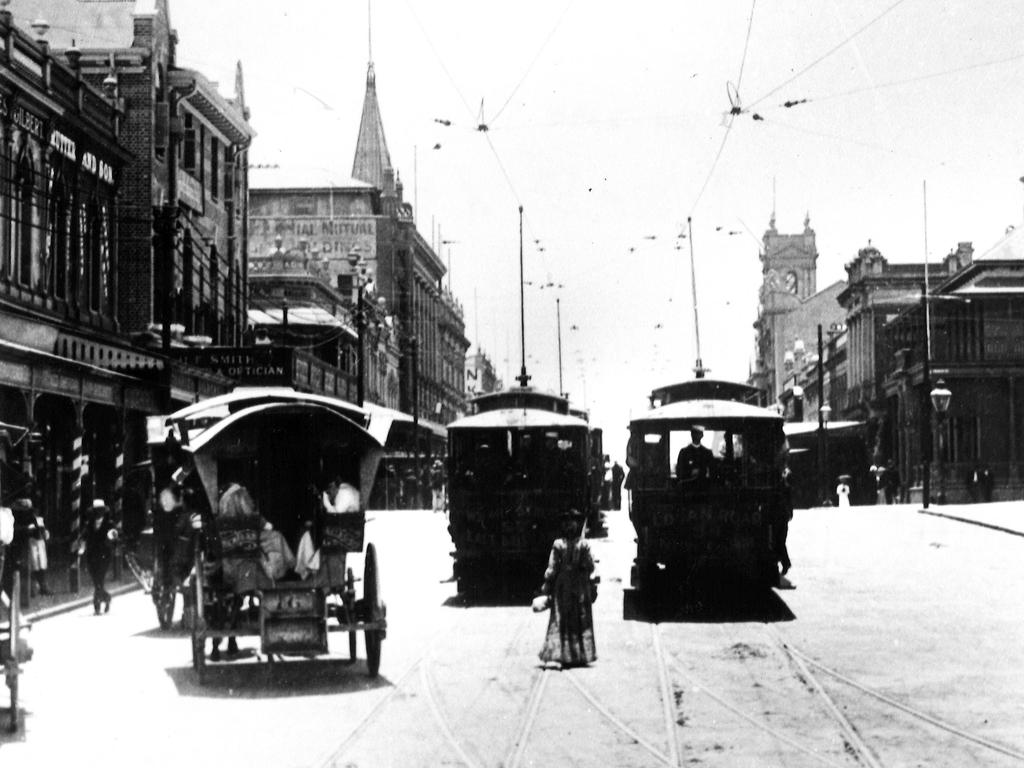 Trams on Queen St in the early days