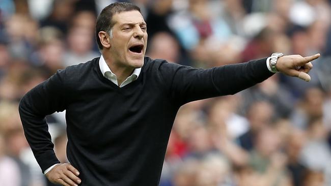 (FILES) This file photo taken on September 23, 2017 shows West Ham United's Croatian manager Slaven Bilic gesturing during the English Premier League football match between West Ham United and Tottenham Hotspur at The London Stadium, in east London. West Ham sacked manager Slaven Bilic on Monday after a poor run of results that have left the club in the Premier League relegation zone. / AFP PHOTO / Ian KINGTON / RESTRICTED TO EDITORIAL USE. No use with unauthorized audio, video, data, fixture lists, club/league logos or 'live' services. Online in-match use limited to 75 images, no video emulation. No use in betting, games or single club/league/player publications.  /