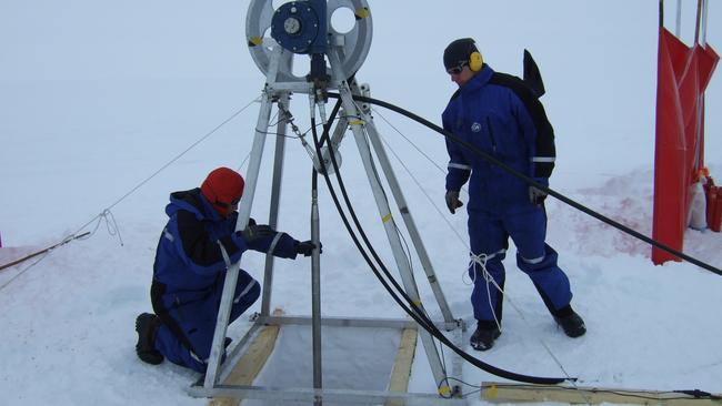 Researchers at work on the Fimbulisen Ice Shelf. Photo: Norwegian Polar Institute