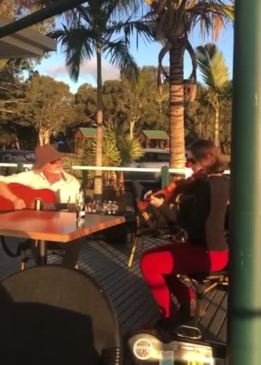 WATCH: Live music at new Quay Carlo restaurant in Rainbow Beach