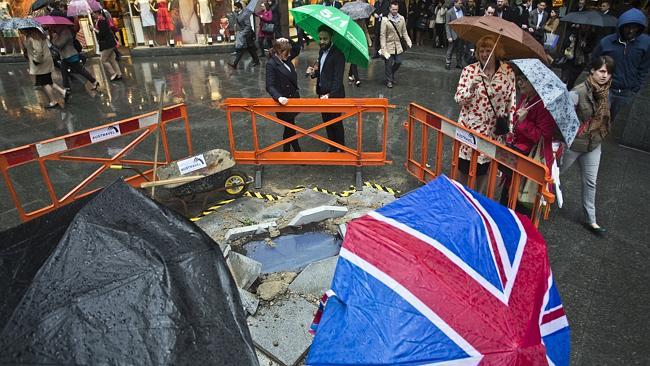 Peephole ... Londoners awoke to a surprise on their daily commute — a “sinkhole” letting 