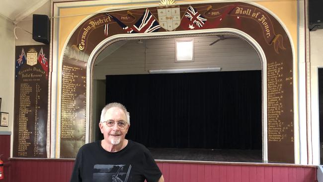 Jeff Otto prepares to MC the Coramba event in the Festival of Small Halls Summer Tour last year.