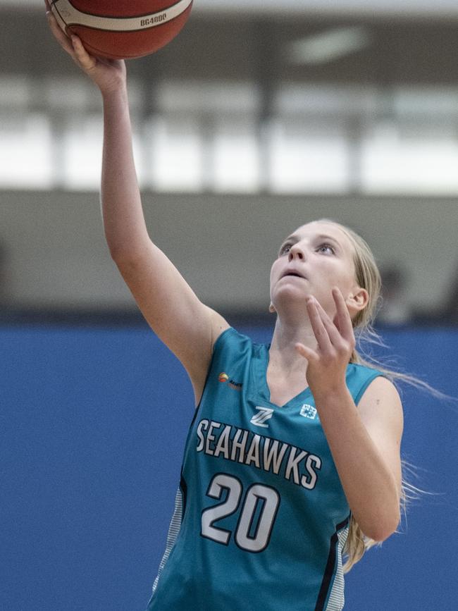Sunny Lappin for Seahawks. Div 2 Gold Medal Match North Gold Coast Seahawks Teal vs Southern Districts Titans. Under 16 Girls State Basketball Championships. Friday, April 15, 2022. Picture: Nev Madsen.