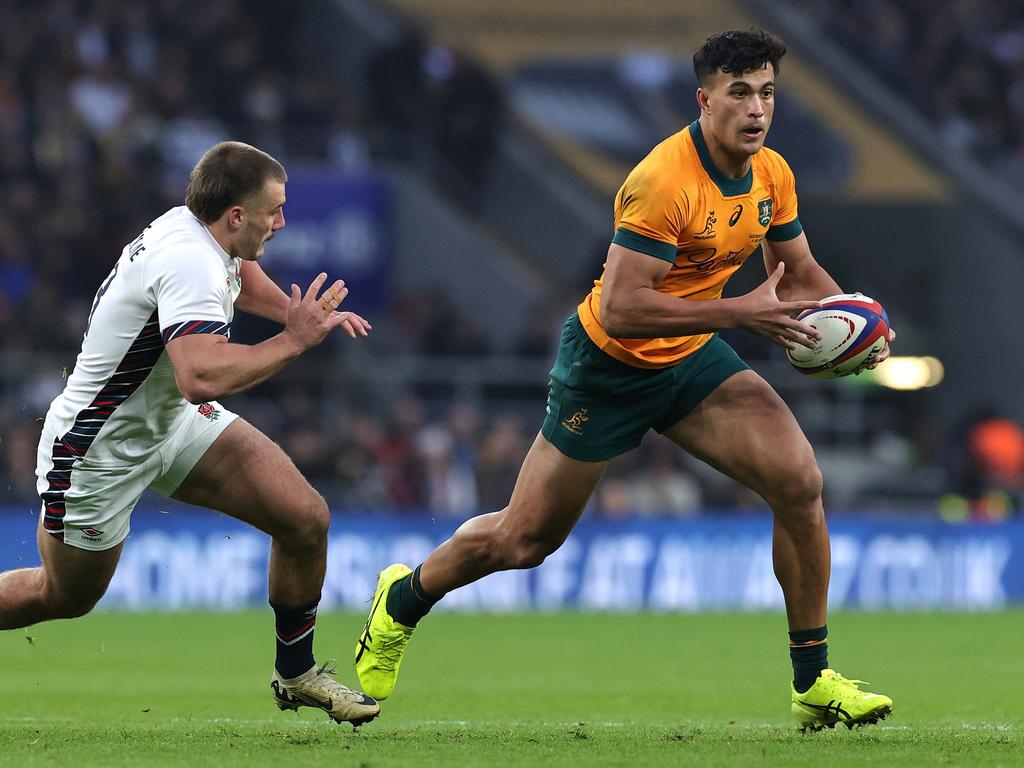 LONDON, ENGLAND - NOVEMBER 09:  Joseph-Aukuso Suaalii of Australia goes past Ollie Sleightholme, to set up a try for team mate Tom Wright (not in picture) during the Autumn Nations Series 2025 match between England and Australia at Allianz Twickenham Stadium on November 09, 2024 in London, England. (Photo by David Rogers/Getty Images)