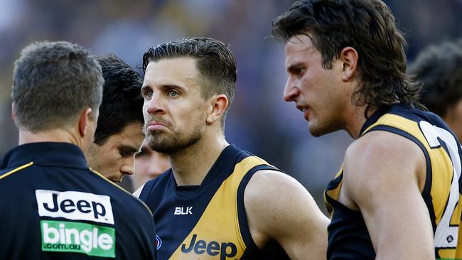 Richmond coach Damien Hardwick talks with Brett Deledio and Ivan Maric. Picture: Wayne Ludbey