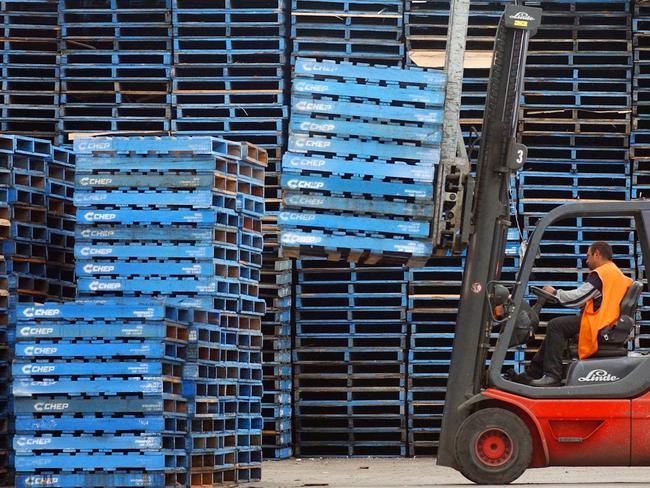 p93///NOVEMBER 21, 2002 : A forklift operator stacks empty wooden pallets at a CHEP pallet depot, owned by Brambles Industries Ltd, in Sydney 21/11/02.NSW / Industry