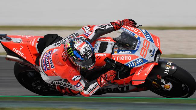 Ducati Team's Spanish rider Jorge Lorenzo takes a curve during the Catalunya Moto GP Grand Prix first free practice session at the Catalunya racetrack in Montmelo, near Barcelona on June 15, 2018. / AFP PHOTO / LLUIS GENE