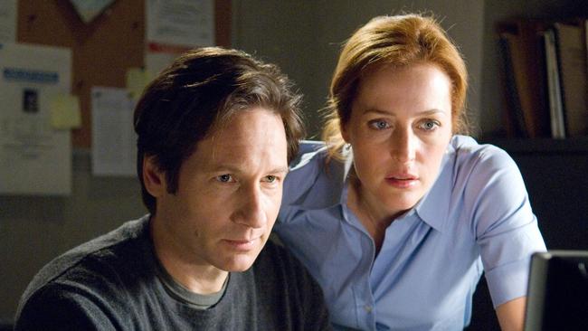 After working on the X-Files alone, Scully is assigned to bring Mulder down.