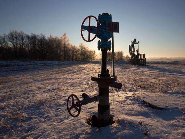 Valve control wheels on a crude oil pipe in Russia. Photographer: Andrey Rudakov/Bloomberg