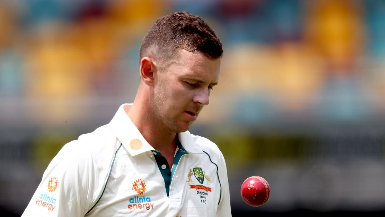 Australia's paceman Josh Hazlewood gets ready to bowl on day three of the fourth cricket Test match between Australia and India at the Gabba in Brisbane on January 17, 2021. (Photo by Patrick HAMILTON / AFP) / --IMAGE RESTRICTED TO EDITORIAL USE - STRICTLY NO COMMERCIAL USE--