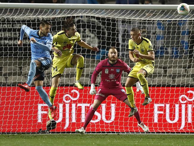 SYDNEY, AUSTRALIA - JULY 17: Alex Rufer of the Phoenix competes for the ball against Milos Ninkovic of Sydney FC during the round 21 A-League match between Sydney FC and the Wellington Phoenix at Netstrata Jubilee Stadium on July 17, 2020 in Sydney, Australia. (Photo by Ryan Pierse/Getty Images)