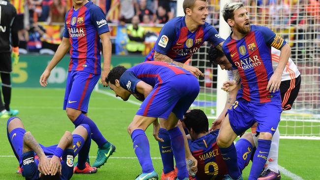 Barcelona's Argentinian forward Lionel Messi (R) argues with Valencia's suporters.