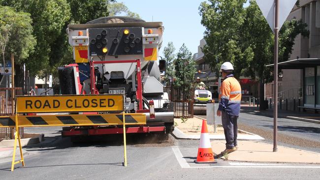 âBitumen bleedâ is being labelled as the reason recently resurfaced Hartley St, Alice Springs, is shut to buses and cars are not allowed to park on the road. Picture: Gera Kazakov