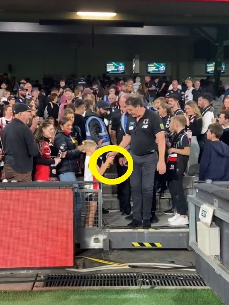 Ross Lyon casually handing out corn chip packets. Photo: Twitter, St Kilda FC.