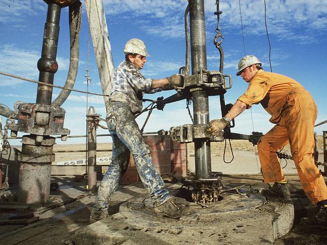 MAY 23, 1997 : A Santos gas and oil exploration rig operating in the Cooper Basin, 23/05/97. South Australia / Industry / Onshore