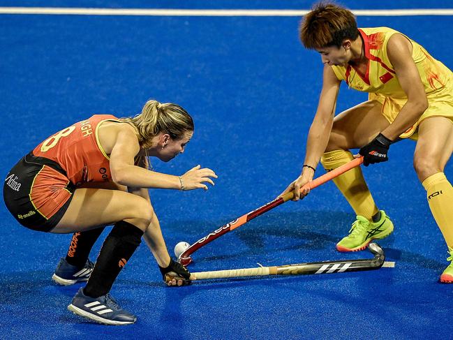 Australia's Alana Kavanagh (L) and China’s Chencheng Liu (R) compete for the ball. Photo: AFP.