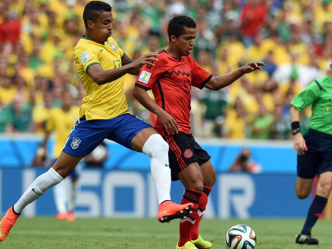 Brazil's midfielder Luis Gustavo (L) and Mexico's forward Giovani Dos Santos vie for the ball during a Group A football match between Brazil and Mexico in the Castelao Stadium in Fortaleza during the 2014 FIFA World Cup on June 17, 2014. AFP PHOTO / VANDERLEI ALMEIDA