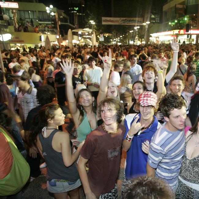 Part of the Schoolies Week crowd in Cavill Avenue