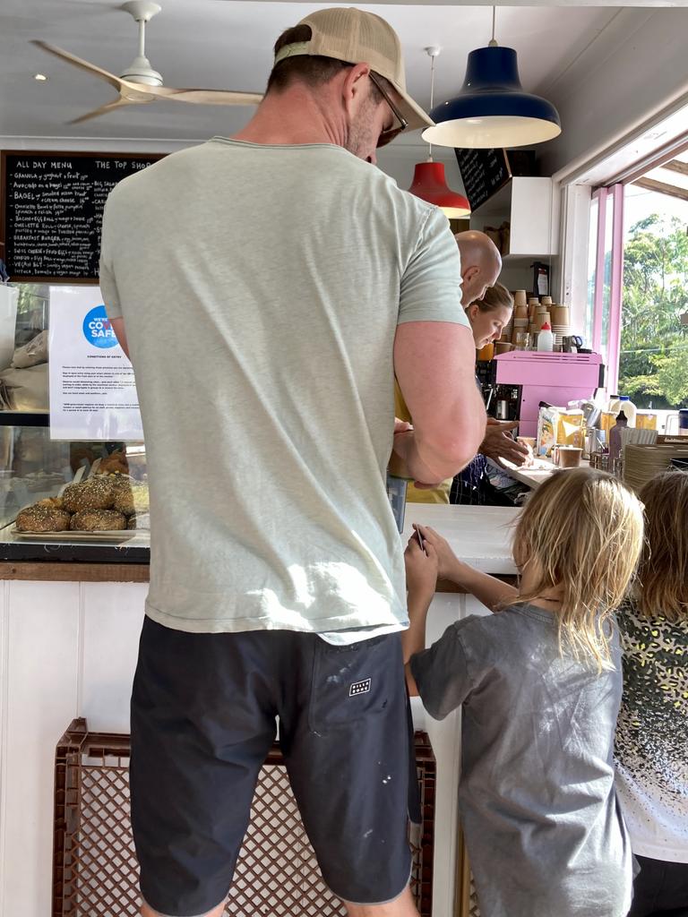 Chris Hemsworth: No star treatment for Thor actor in Byron Bay | Photos |  Daily Telegraph