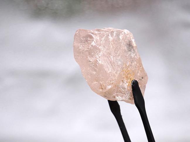 This undated handout picture released by Lucapa Diamond Company Limited on July 27, 2022 shows a 170 carat pink diamond -- dubbed The Lulo Rose -- that was discovered at the Lulo mine in Angola's diamond-rich northeast region. (Photo by Handout / LUCAPA DIAMOND COMPANY LIMITED / AFP) / RESTRICTED TO EDITORIAL USE - MANDATORY CREDIT "AFP PHOTO / LUCAPA DIAMOND COMPANY LIMITED / " - NO MARKETING NO ADVERTISING CAMPAIGNS - DISTRIBUTED AS A SERVICE TO CLIENTS