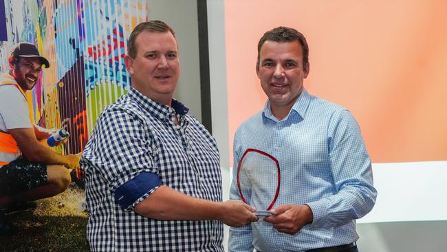 Chief Minister's Volunteer of the Year Award (Central Australia) recipient Andrew Barratt with Hamilton Calder, CEO Volunteering SA and NT.