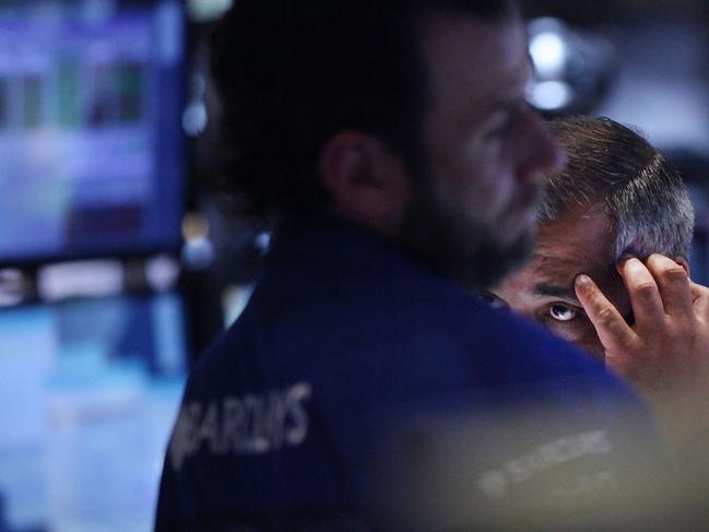 NEW YORK, NY - MAY 26: Traders work on the floor of the New York Stock Exchange (NYSE) on May 26, 2015 in New York City. Following a sharp increase in the price of the dollar, U.S. stocks dropped on Tuesday with the Dow closing down 200 points. Spencer Platt/Getty Images/AFP == FOR NEWSPAPERS, INTERNET, TELCOS & TELEVISION USE ONLY ==